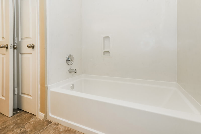 1,755/Mo, 4959 S Cancun Dr Houston, TX 77045 Main Bathroom View