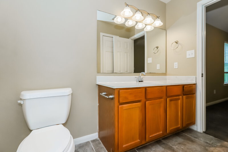 1,755/Mo, 4959 S Cancun Dr Houston, TX 77045 Main Bathroom View 2