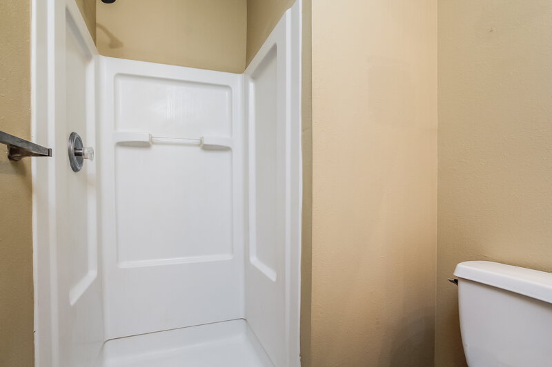 1,860/Mo, 4958 N Cancun Dr Houston, TX 77045 Master Bathroom View 2