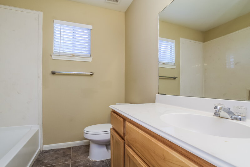 1,860/Mo, 4958 N Cancun Dr Houston, TX 77045 Bathroom View