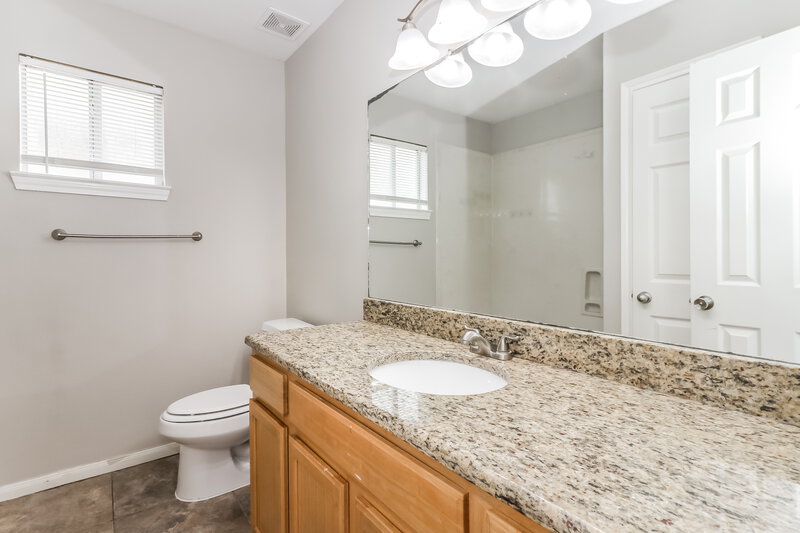 1,685/Mo, 4906 N Cancun Dr Houston, TX 77045 Main Bathroom View