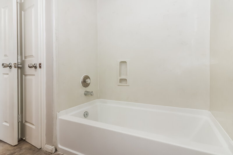 1,685/Mo, 4906 N Cancun Dr Houston, TX 77045 Main Bathroom View 2