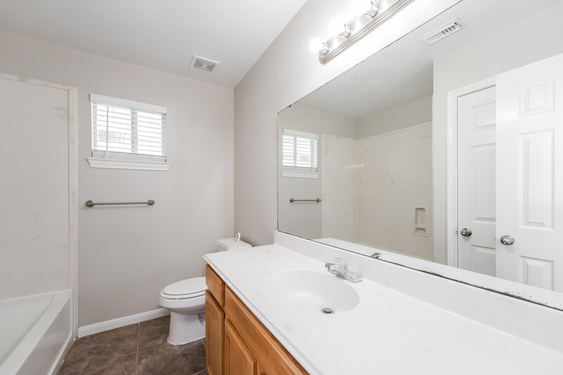 1,840/Mo, 4938 N Cancun Dr Houston, TX 77045 Bathroom View