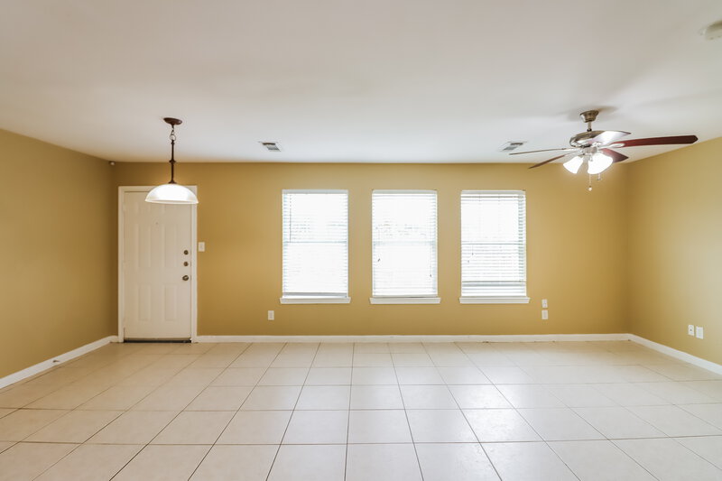 1,725/Mo, 4962 N Cancun Dr Houston, TX 77045 Living Room View