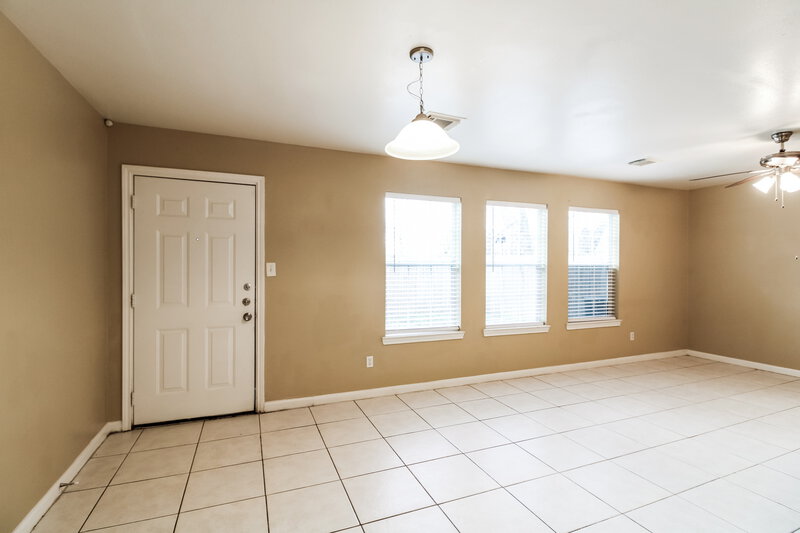 1,620/Mo, 4963 S Cancun Dr Houston, TX 77045 Living Room View