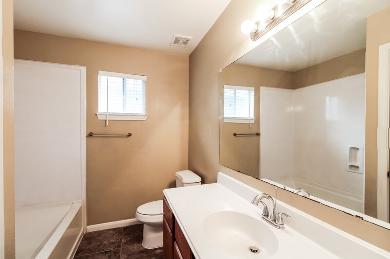 1,620/Mo, 4963 S Cancun Dr Houston, TX 77045 Main Bathroom View
