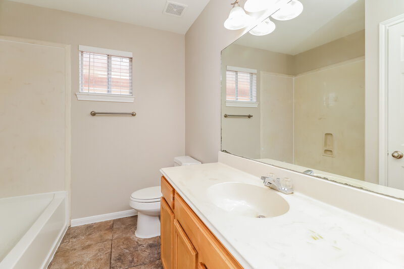 1,980/Mo, 4946 N Cancun Dr Houston, TX 77045 Main Bathroom View
