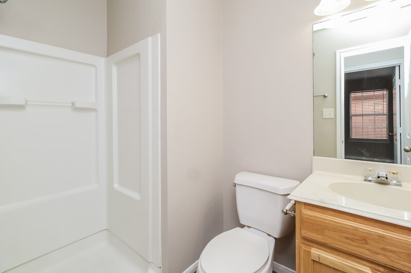 1,980/Mo, 4946 N Cancun Dr Houston, TX 77045 Bathroom View