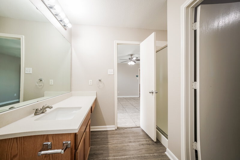 1,660/Mo, 6718 Green Pear Ln Houston, TX 77049 Main Bathroom View