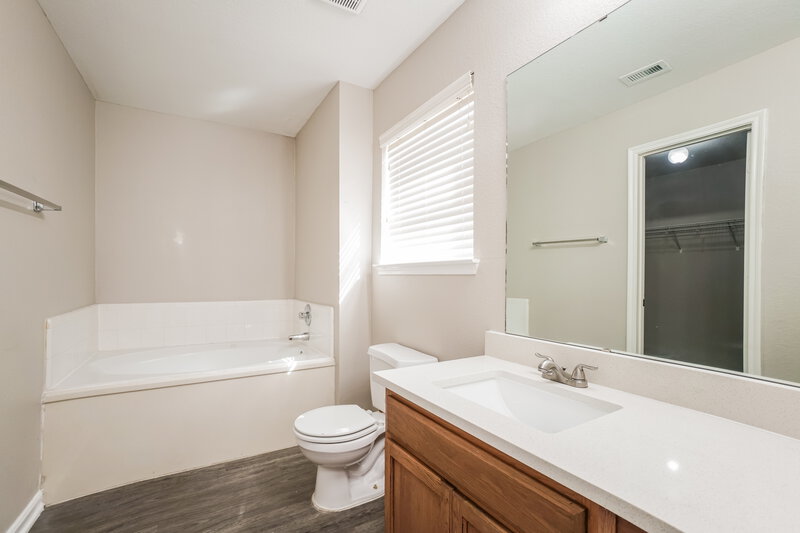 1,660/Mo, 6718 Green Pear Ln Houston, TX 77049 Bathroom View