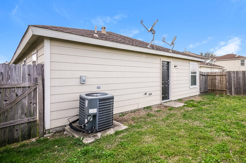 1,660/Mo, 6718 Green Pear Ln Houston, TX 77049 Rear View