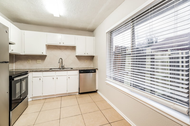 1,695/Mo, 16227 Corsair Rd Houston, TX 77053 Kitchen View 2