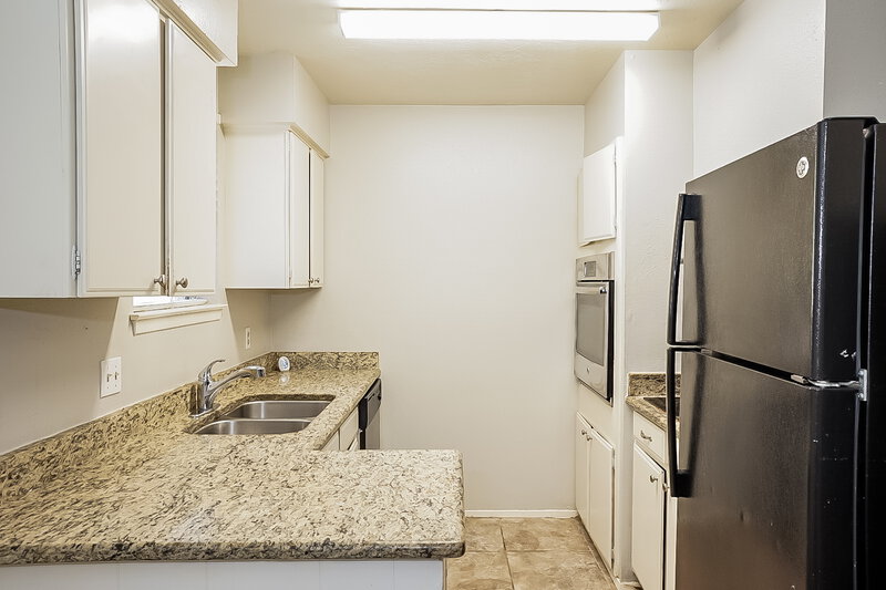 1,470/Mo, 15234 Wickbriar Dr Houston, TX 77053 Kitchen View 2