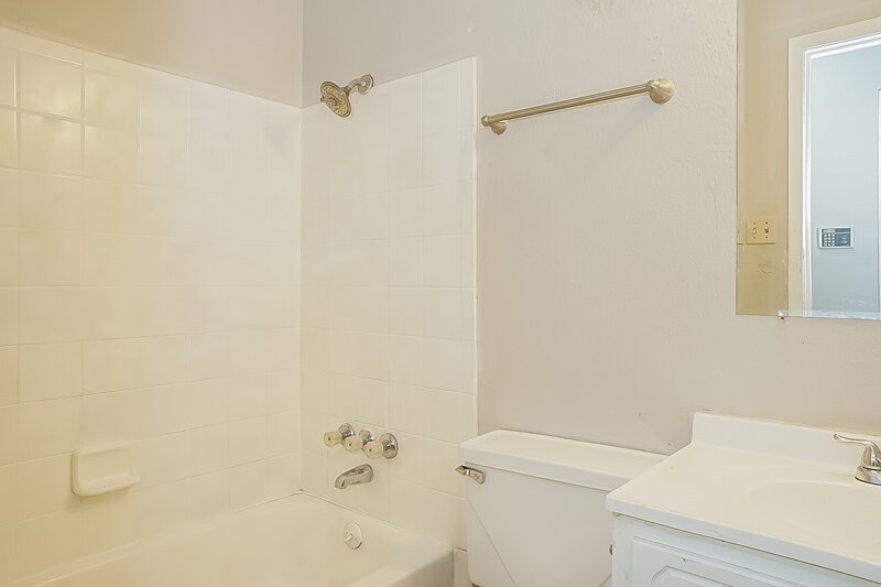 1,470/Mo, 15234 Wickbriar Dr Houston, TX 77053 Main Bathroom View