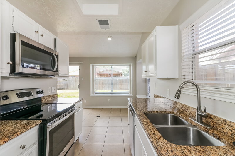 1,570/Mo, 16158 Coyridge Ln Houston, TX 77053 Kitchen View 2