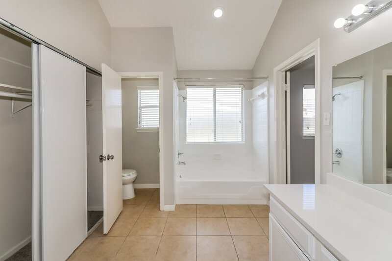 1,570/Mo, 16158 Coyridge Ln Houston, TX 77053 Main Bathroom View 2
