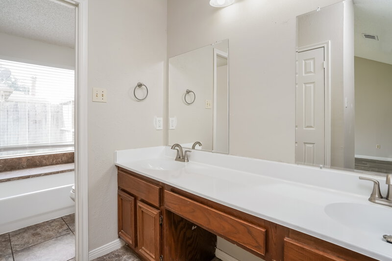 1,710/Mo, 8818 Kalewood Dr Houston, TX 77099 Main Bathroom View