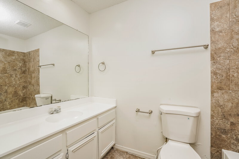 1,710/Mo, 8818 Kalewood Dr Houston, TX 77099 Bathroom View