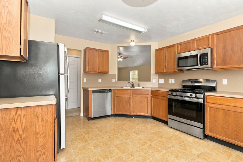 1,730/Mo, 810 Regional Park Dr Houston, TX 77060 Kitchen View 2