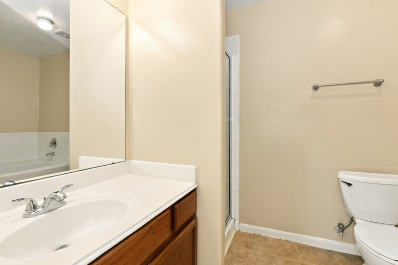 1,730/Mo, 810 Regional Park Dr Houston, TX 77060 Primary Bathroom View