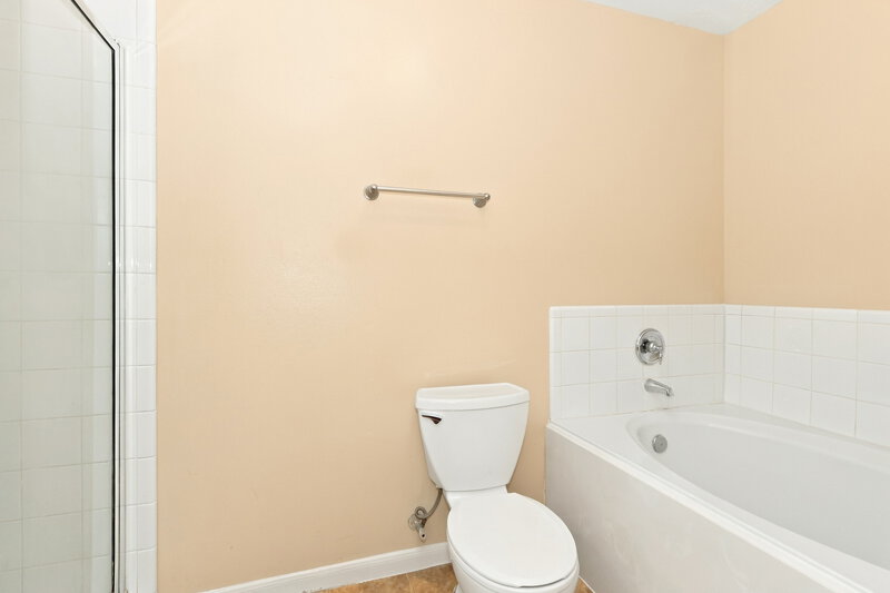 1,730/Mo, 810 Regional Park Dr Houston, TX 77060 Primary Bathroom View 2