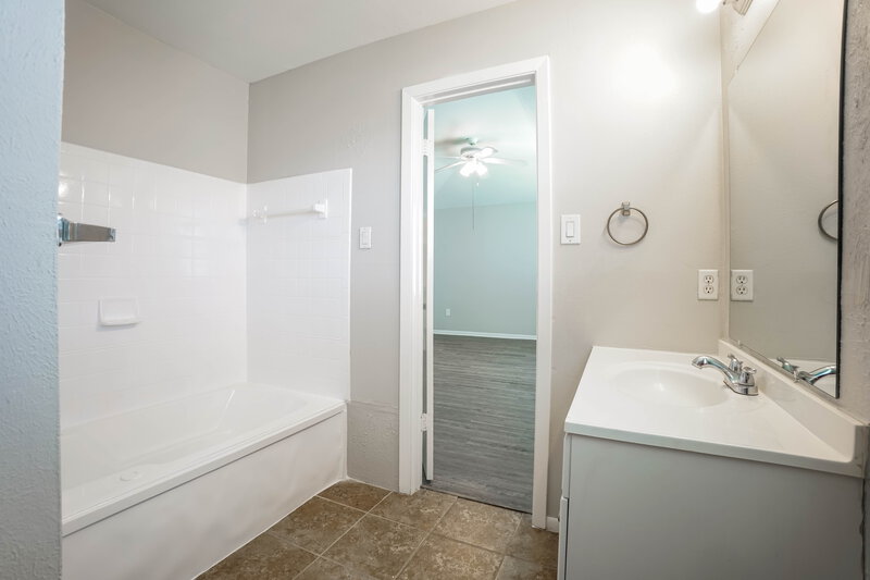 2,790/Mo, 10919 Skybird Dr Houston, TX 77064 Main Bathroom View 2