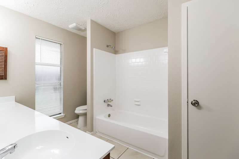 1,775/Mo, 3435 Cheaney Dr Houston, TX 77066 Main Bathroom View