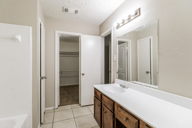 1,775/Mo, 3435 Cheaney Dr Houston, TX 77066 Main Bathroom View 2