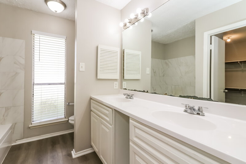 1,795/Mo, 3446 Hombly Rd Houston, TX 77066 Main Bathroom View