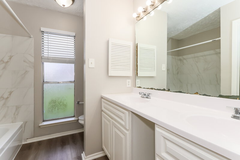 1,715/Mo, 3446 Hombly Rd Houston, TX 77066 Main Bathroom View