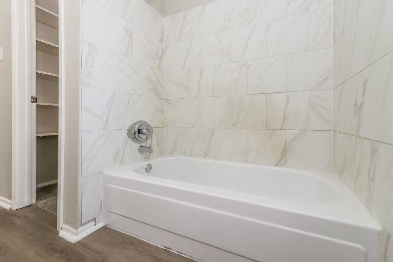 1,795/Mo, 3446 Hombly Rd Houston, TX 77066 Main Bathroom View 2
