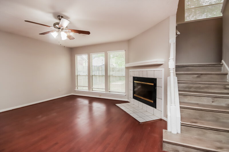 2,225/Mo, 5419 Golden Stream Dr Houston, TX 77066 Living Room View 2