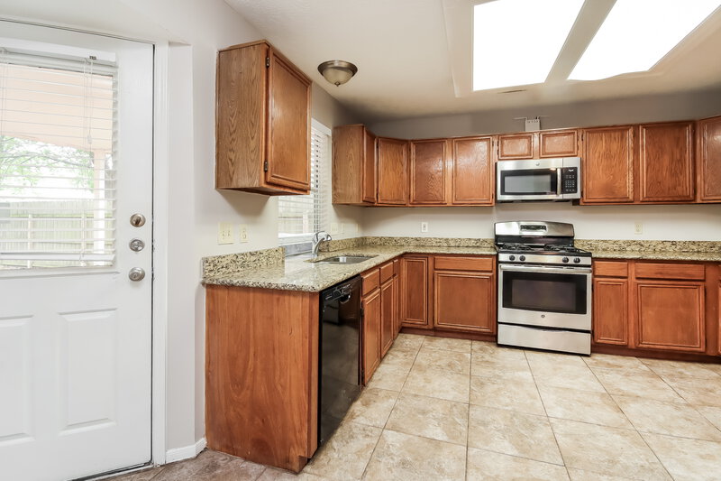 2,225/Mo, 5419 Golden Stream Dr Houston, TX 77066 Kitchen View 2