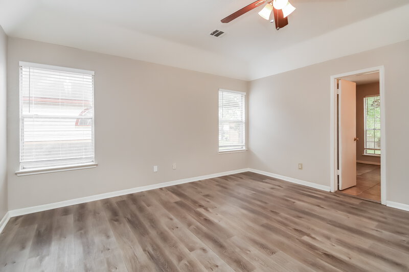 2,225/Mo, 5419 Golden Stream Dr Houston, TX 77066 Main Bedroom View