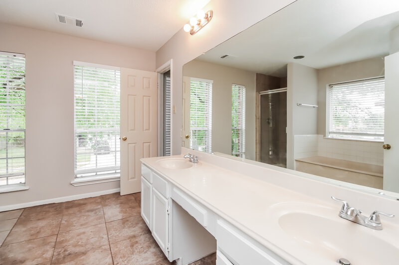 2,225/Mo, 5419 Golden Stream Dr Houston, TX 77066 Main Bathroom View