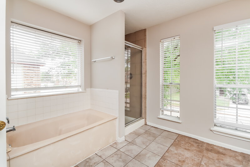 2,225/Mo, 5419 Golden Stream Dr Houston, TX 77066 Main Bathroom View 2