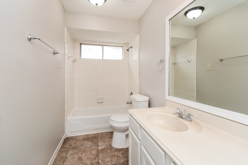 2,225/Mo, 5419 Golden Stream Dr Houston, TX 77066 Bathroom View