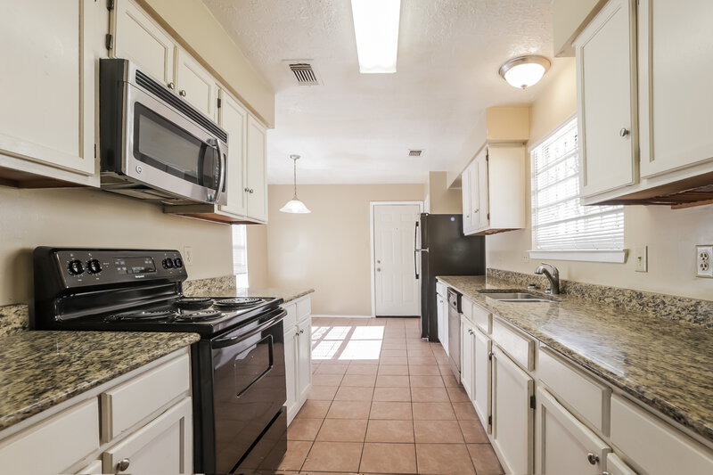 2,100/Mo, 11426 Bethnal Green Dr Houston, TX 77066 Kitchen View