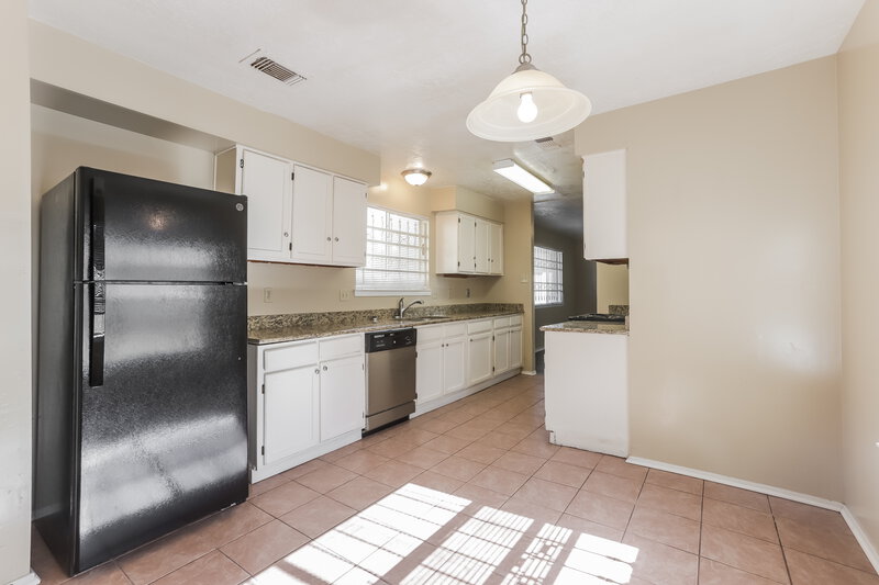 2,100/Mo, 11426 Bethnal Green Dr Houston, TX 77066 Kitchen View 2