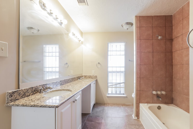 2,100/Mo, 11426 Bethnal Green Dr Houston, TX 77066 Master Bathroom View