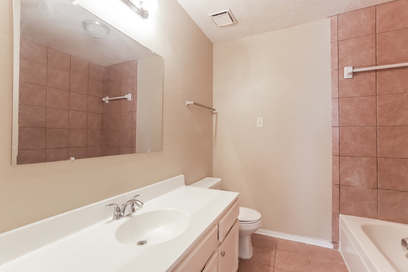 2,100/Mo, 11426 Bethnal Green Dr Houston, TX 77066 Bathroom View