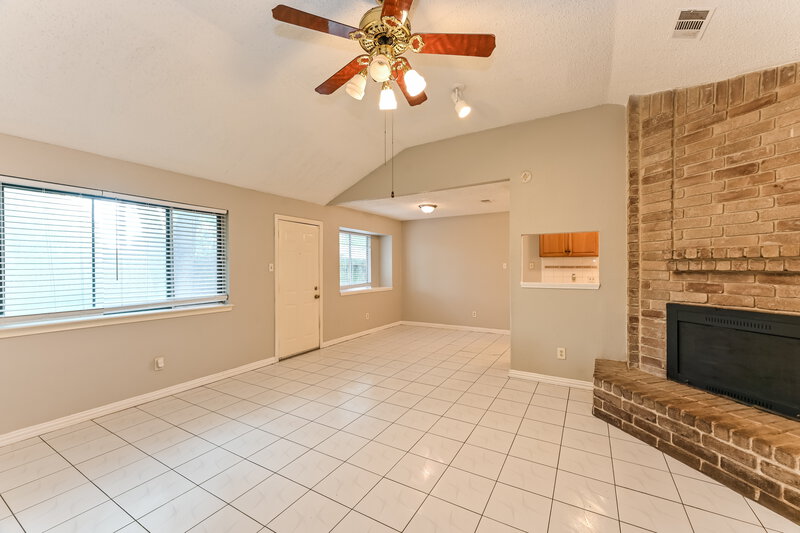 1,590/Mo, 14111 Sandy Point Ln Houston, TX 77066 Living Room View 2