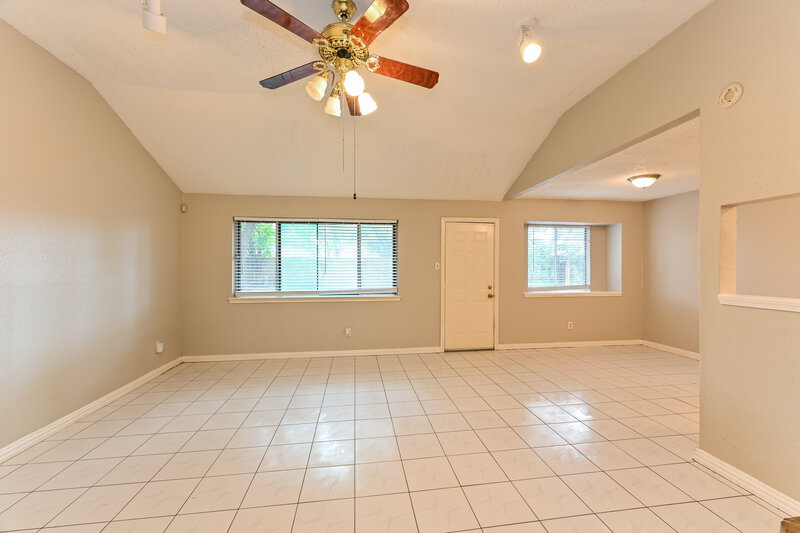 1,590/Mo, 14111 Sandy Point Ln Houston, TX 77066 Living Room View 3
