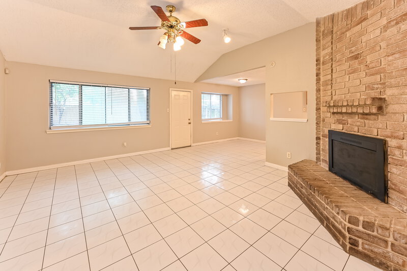1,590/Mo, 14111 Sandy Point Ln Houston, TX 77066 Living Room View 4