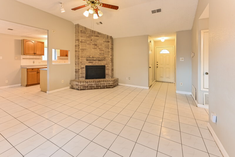 1,590/Mo, 14111 Sandy Point Ln Houston, TX 77066 Living Room View 6