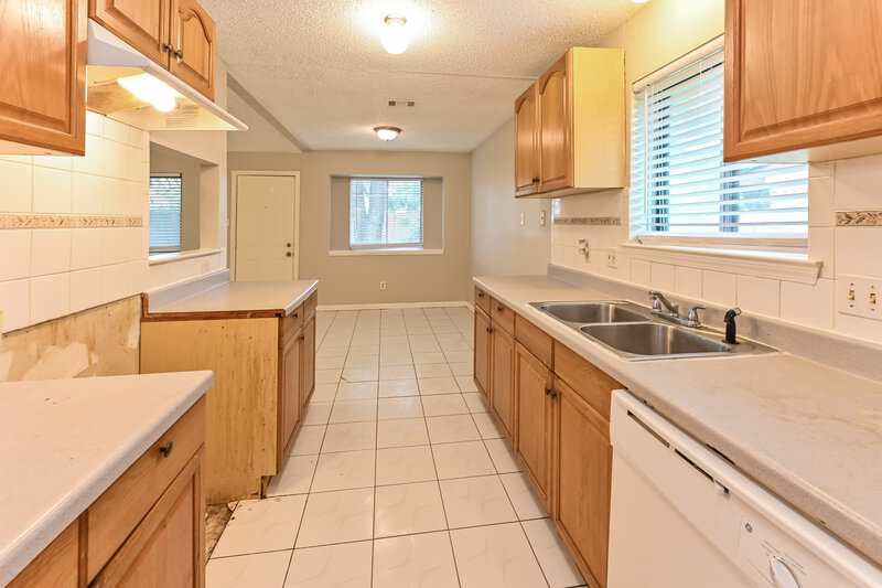 1,590/Mo, 14111 Sandy Point Ln Houston, TX 77066 Kitchen View 3