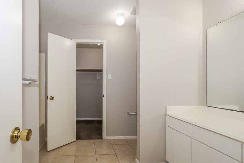1,925/Mo, 2202 Tomlinson Trail Dr Houston, TX 77067 Main Bathroom View