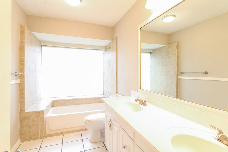 1,865/Mo, 1718 Hazyknoll Ln Houston, TX 77067 Main Bathroom View