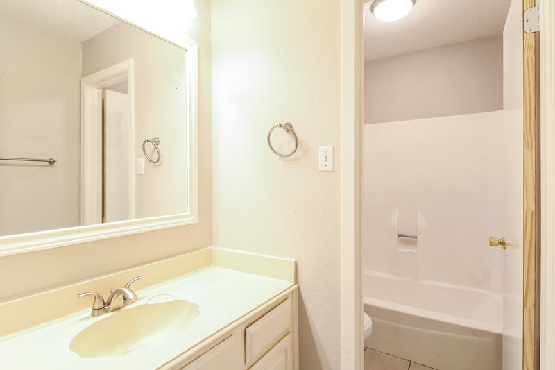 1,865/Mo, 1718 Hazyknoll Ln Houston, TX 77067 Bathroom View