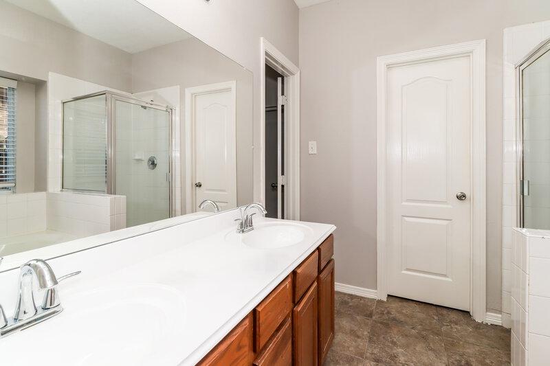 1,935/Mo, 12015 Raven View Dr Houston, TX 77067 Main Bathroom View